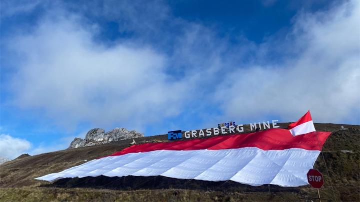HUT RI ke-78: Freeport Indonesia Catat Rekor Dunia Bentangkan Bendera Terbesar di Puncak Grasberg