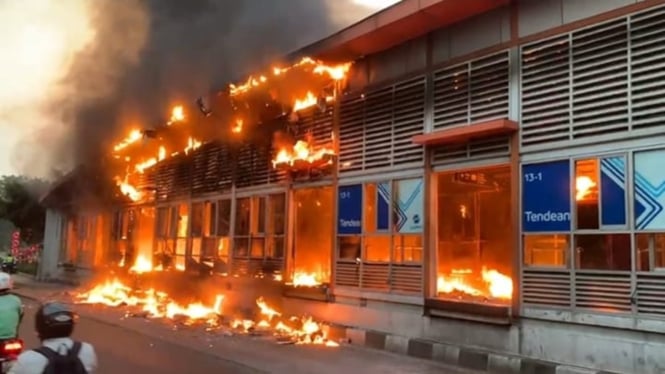 Halte Transjakarta Tendean terbakar