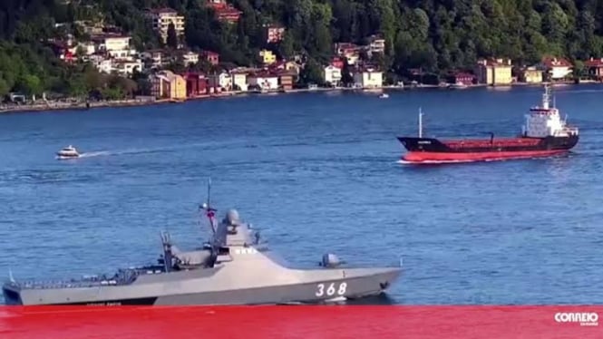 VIVA Militer: Kapal perang Rusia mencegat kapal kargo asing
