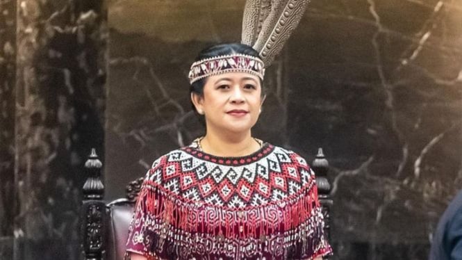 Ketua DPR RI Puan Maharani mengenakan pakaian adat Dayak saat Sidang Tahunan MPR