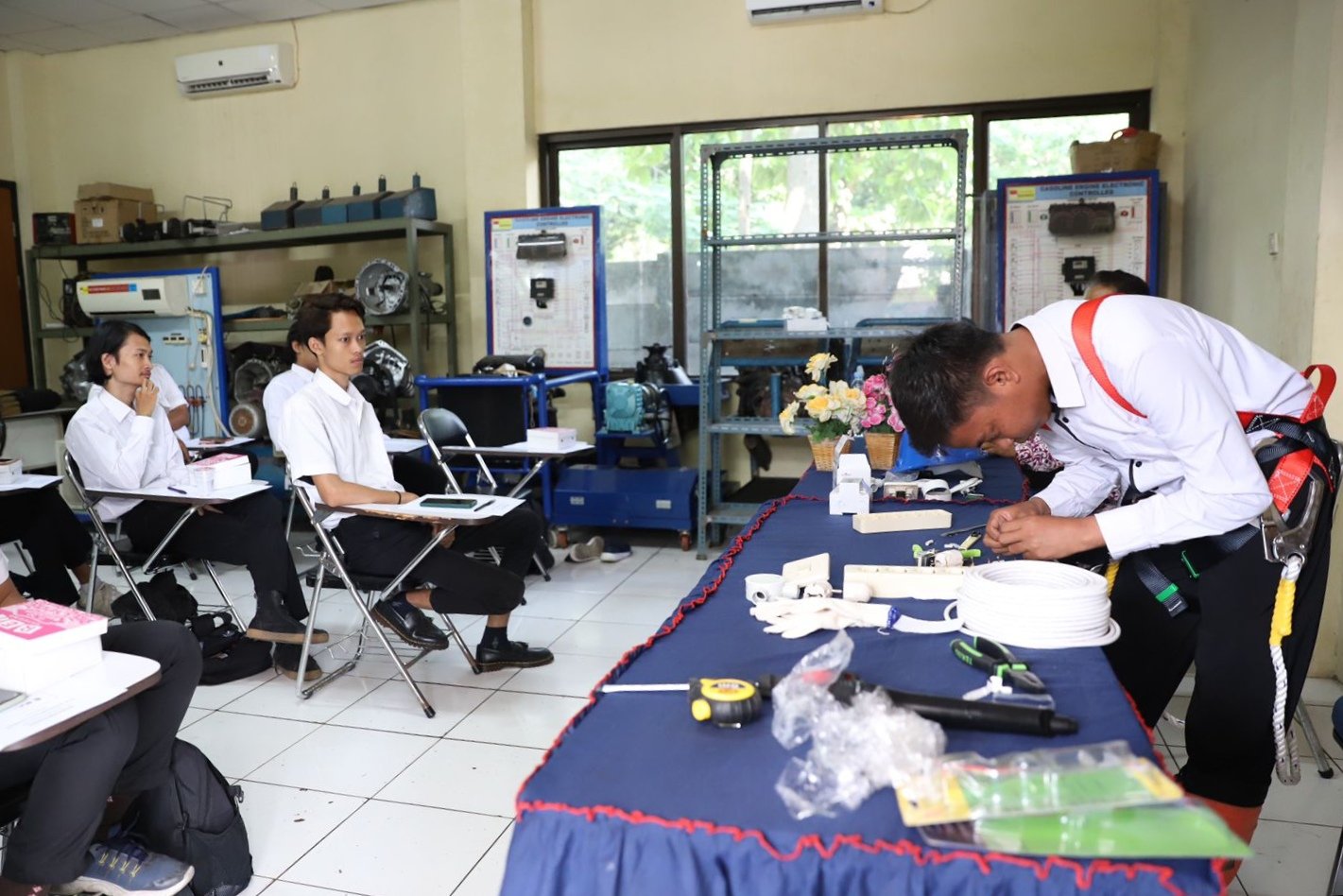 Lulusan Pelatihan Instalasi Listrik di BLK Kota Tangerang Dapat Sertifikasi Keahlian