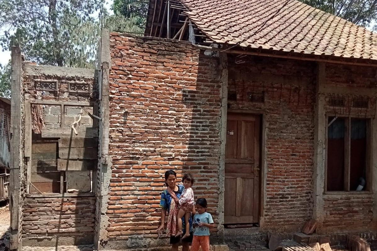 Miris, Keluarga Ini Sudah 4 Tahun Tinggal di Rumah Tidak Layak di Jambe Tangerang
