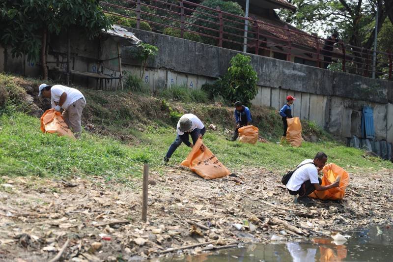 Sampah Plastik Paling Banyak Cemari Sungai Cisadane