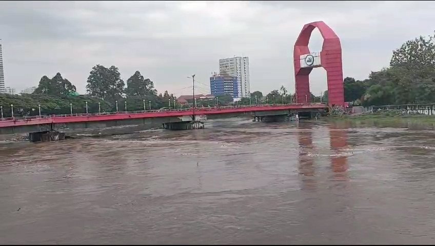 Sungai Cisadane Tangerang Meluap Usai Hujan Deras