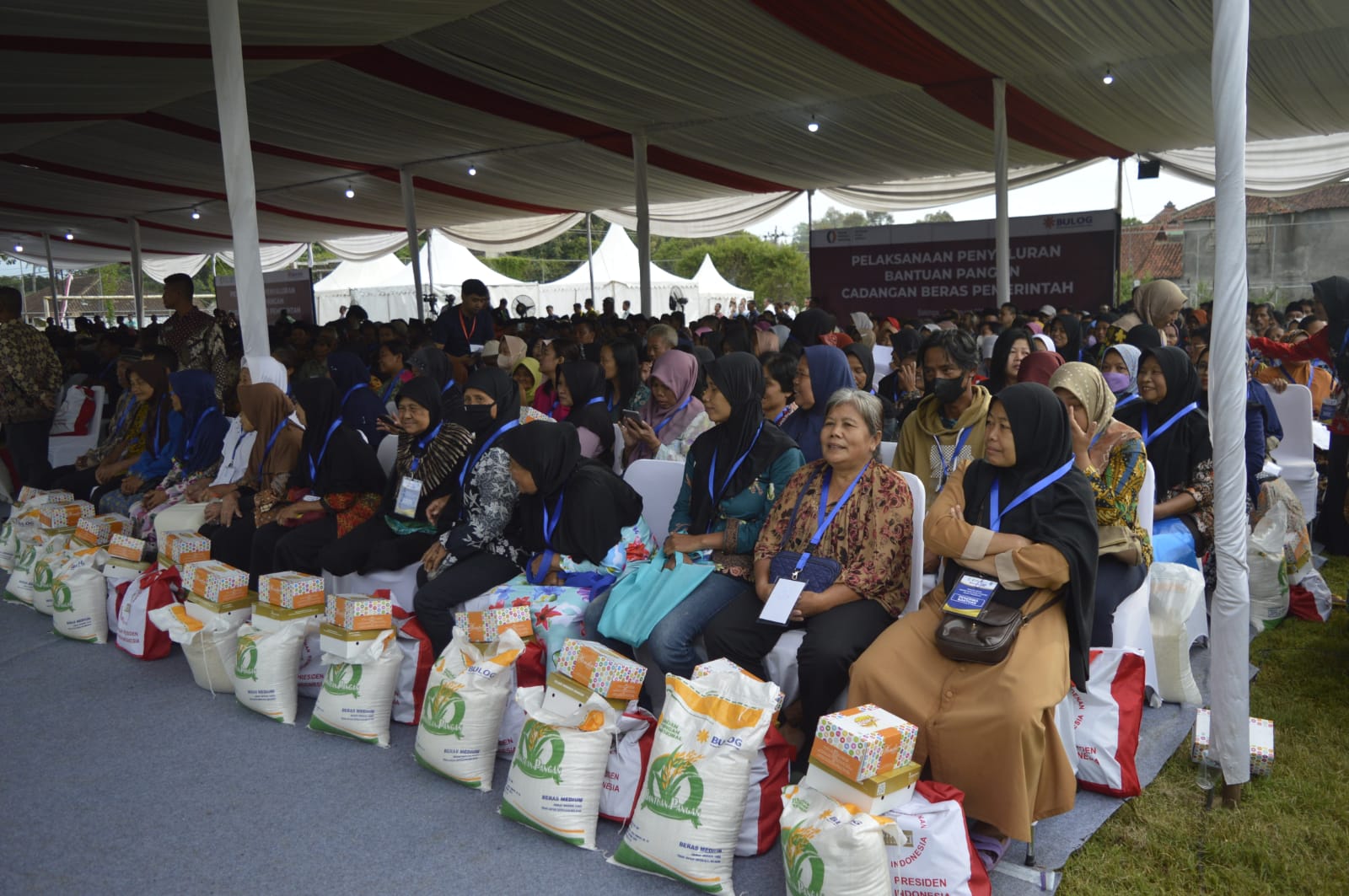 Dihadiri Jokowi, Pos Indonesia Salurkan Bantuan Beras untuk 97.100 Warga Jateng 