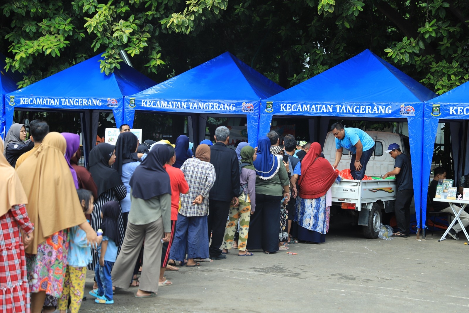 Kurang dari Sejam, Ratusan Paket Sembako di Gerakan Pangan Murah On The Road Tangerang Ludes